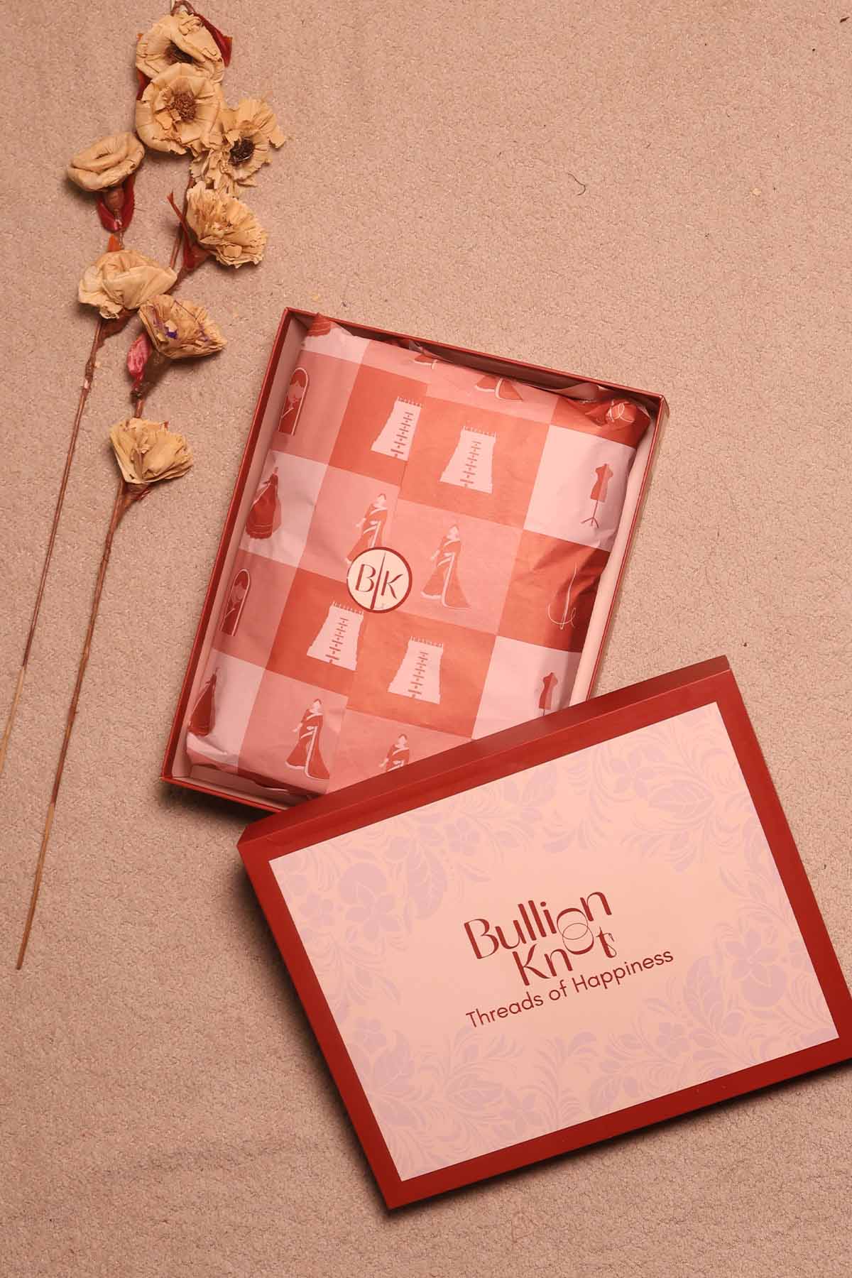 Heritage Gift Box Packaging with Elegant Design - Image 3